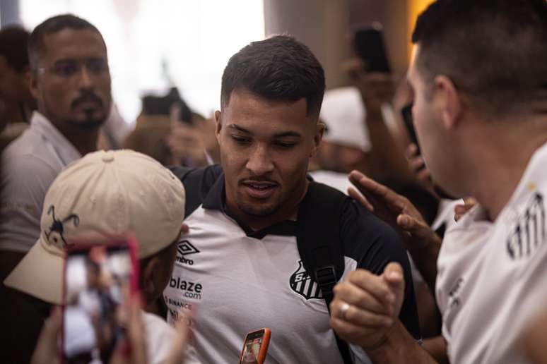 With a party, Santos fans support the team at the airport before the trip to Belo Horizonte