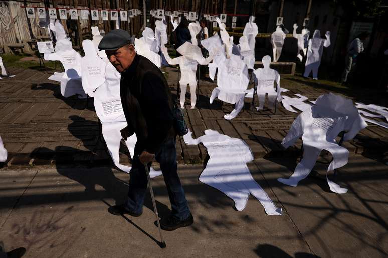 Silhuetas humanas recordam os desaparecidos num antigo centro de tortura no Chile, hoje convertido em memorial