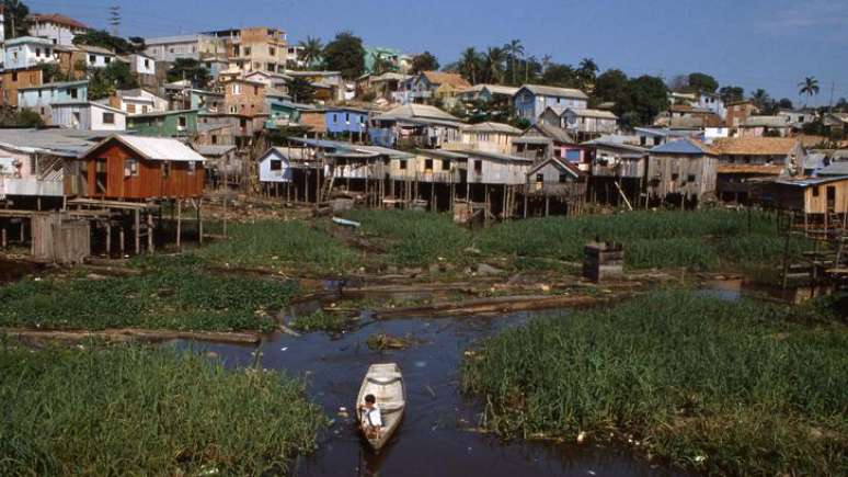 Criança sozinha em pequeno barco em Manaus; segundo relatório da UNICEF, o Brasil tem 32 milhões de crianças e adolescentes vivendo em diferentes tipos de pobreza