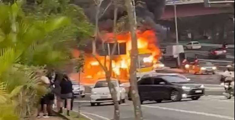 Ônibus do The Town pega fogo a caminho do festival