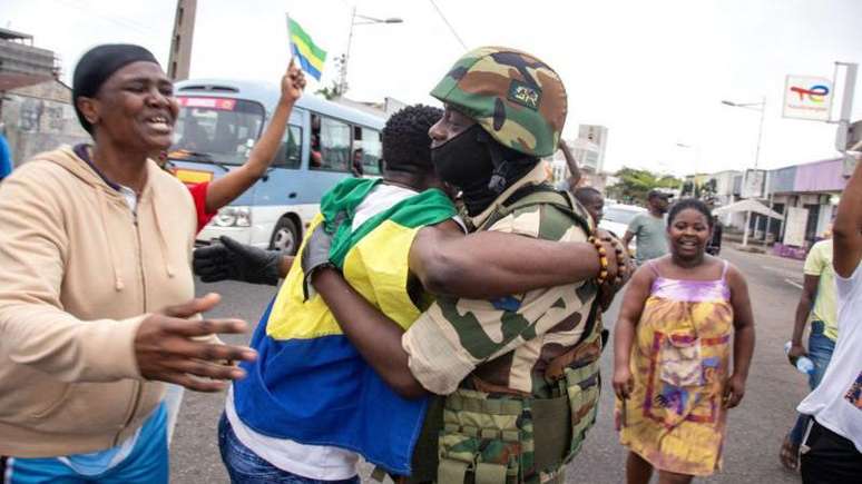 Oponentes do presidente Ali Bongo abraçam o combatente da Guarda Republicana que conduziu o golpe de Estado no Gabão