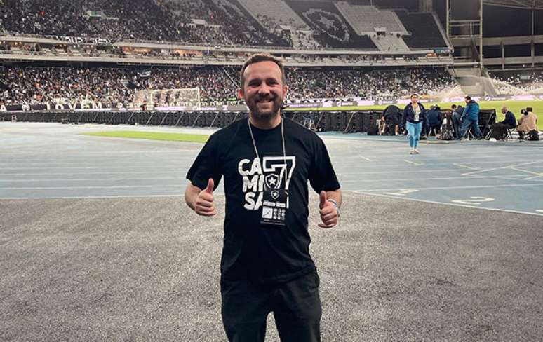 Daniel Cardoso no campo do Niltão com a camisa do programa de sócios –