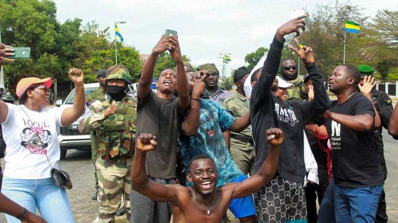 Apoiadores comemoram o golpe de Estado de 30 de agosto com militares no Gabão