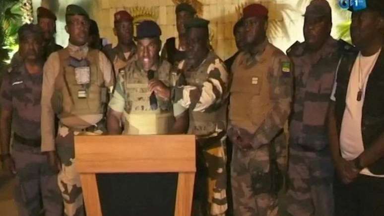 Os militares tomaram o poder no Gabão imediatamente após o anúncio dos resultados das eleições, vencidas pela terceira vez pelo presidente Ali Bongo. A oposição afirma que houve fraude nas eleições