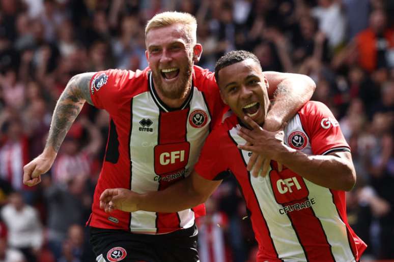  Archer (à direita) celebra o gol que marcou para o Sheffield United –