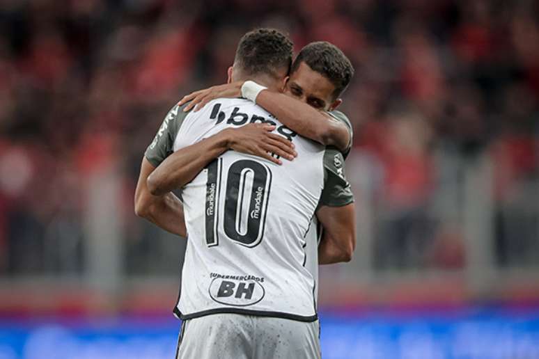 Paulinho (10) recebe o abraço de Pedrinho, que deu o passe para o seu gol –