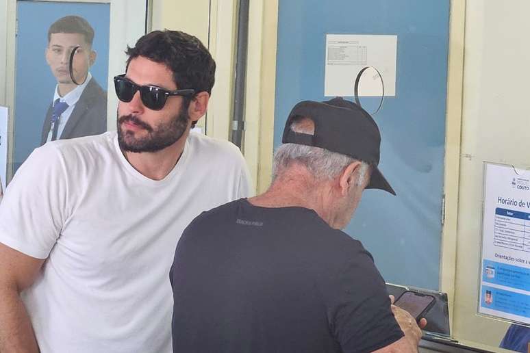 O ator Dudu Azevedo se emocionou ao chegar para visitar Kayky Brito no hospital