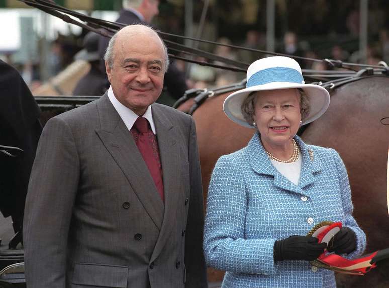 Mohamed Al Fayed doou milhões à caridade e financiou eventos sociais para se aproximar da Rainha Elizabeth, porém, nunca foi aceito pela realeza