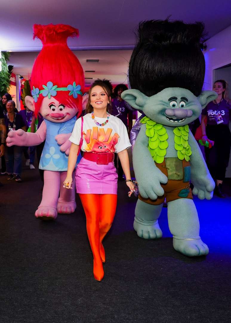 Larissa Manoela é seguida pelos personagens de Trolls no The Town 