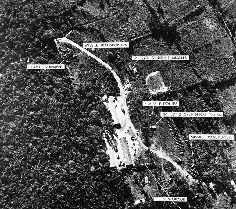 Fotos da inteligência americana mostravam a construção da base de lançamento de mísseis nucleares em Cuba