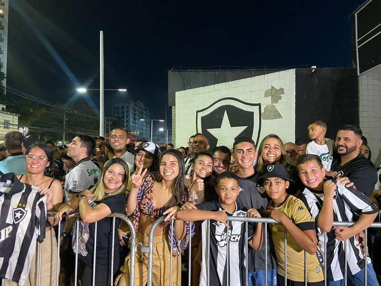 The clash between Botafogo and Flamengo fans leaves 12 injured and arrested