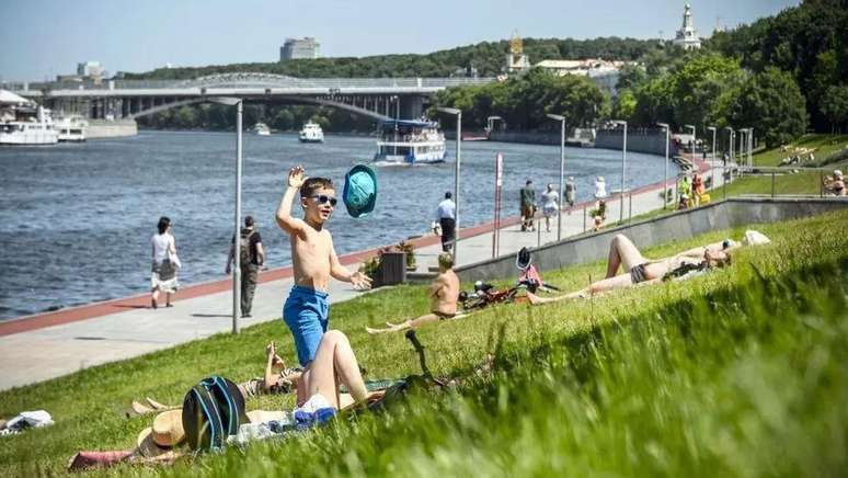 Cenas idílicas nos parques de Moscou contrastam com efeitos da guerra não muito distantes dali