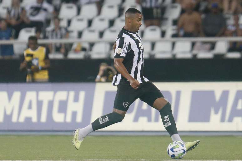 Marlon Freitas em clássico contra o Flamengo pelo Brasileirão. 