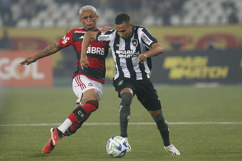 Victor Sá, autor do gol do Botafogo, e Wesley disputam a jogada no clássico –