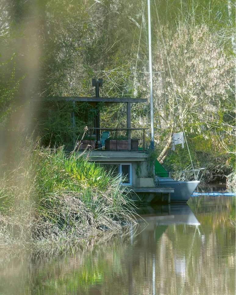 O barco Mini, na Argentina, fica atracado em uma 'comunidade ecol&oacute;gica'
