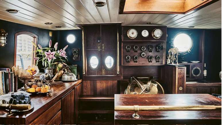 O interior do De Walvisch foi reformado com madeira recuperada &ndash; o veleiro est&aacute; atracado no leste de Londres