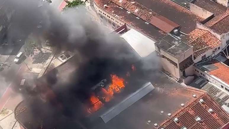 Autoridades da prefeitura do Recife informaram que ainda não se sabem as causas do incêndio que atingiu o Mercado da Encruzilhada Crédito