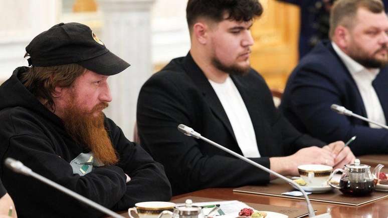 Semyon Pegov (esq.) estava entre um grupo convidado para reuni&atilde;o com Putin