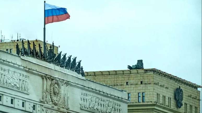 Em frente ao Parque Gorky, um sistema de defesa aérea fica no telhado do Ministério da Defesa
