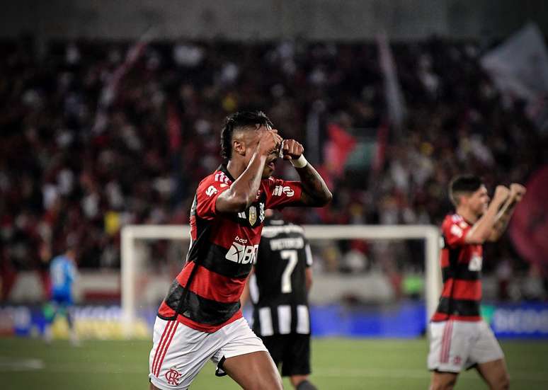 Bruno Henrique celebra gol da vitória contra o Botafogo