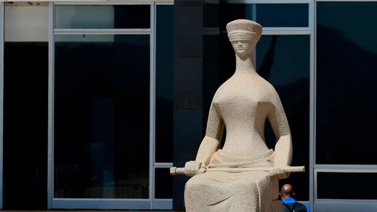 Imagem mostra a escultura "A Justiça", em frente ao prédio do Supremo Tribunal Federal (STF), na Praça dos Três Poderes, Brasília (Foto: Marcello Casal Jr/Agência Brasil/Arquivo)