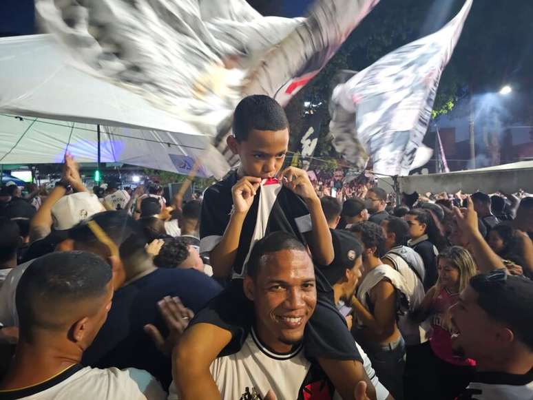 Pai e filho demonstram a paix&atilde;o pelo Gigante da Colina &ndash;