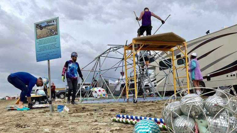 Algumas pessoas se arriscaram a deixar o festival a pé