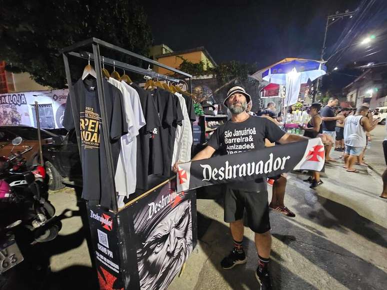 Andr&eacute; criou a marca &lsquo;Desbravador Cruz-Maltino&rsquo; e vende produtos com o tema Vasco &ndash;