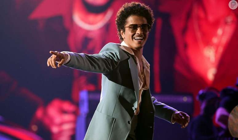 Bruno Mars at The Town has the mic off and plays country: “In Collapse”.  Watch the videos!