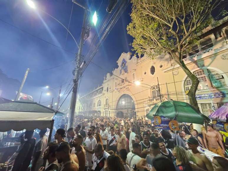 Torcedores em frente &agrave; entrada principal do est&aacute;dio de S&atilde;o Janu&aacute;rio &ndash;