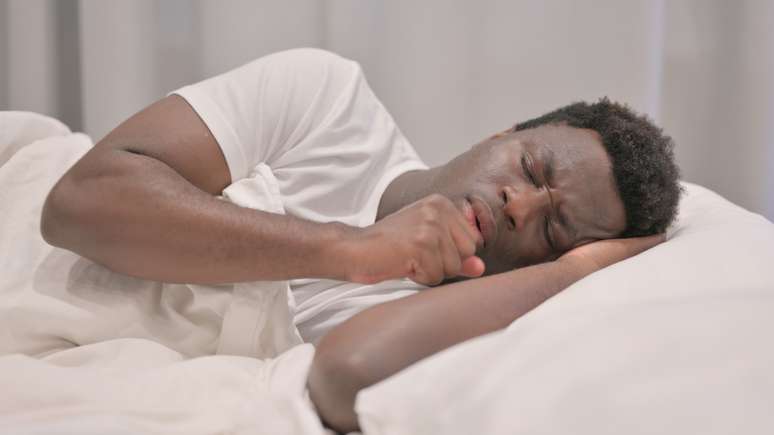 A tosse pode ser um obstáculo para uma boa noite de sono