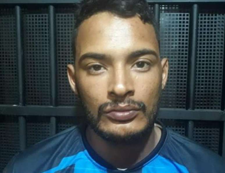 Equipes trabalham para localizar Emerson Santos Carneiro; outro detento já foi recapturado