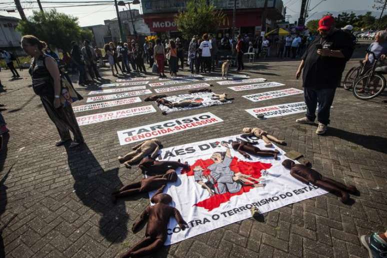 Moradores de comunidades no protestam contra mortes caudadas pela Operação Escudo da Polícia Militar.