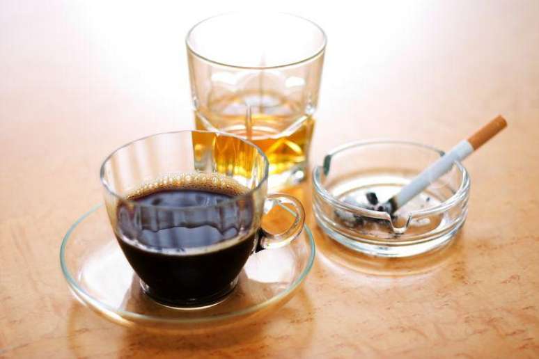 Três itens que devem ser evitados: café, álcool e tabaco