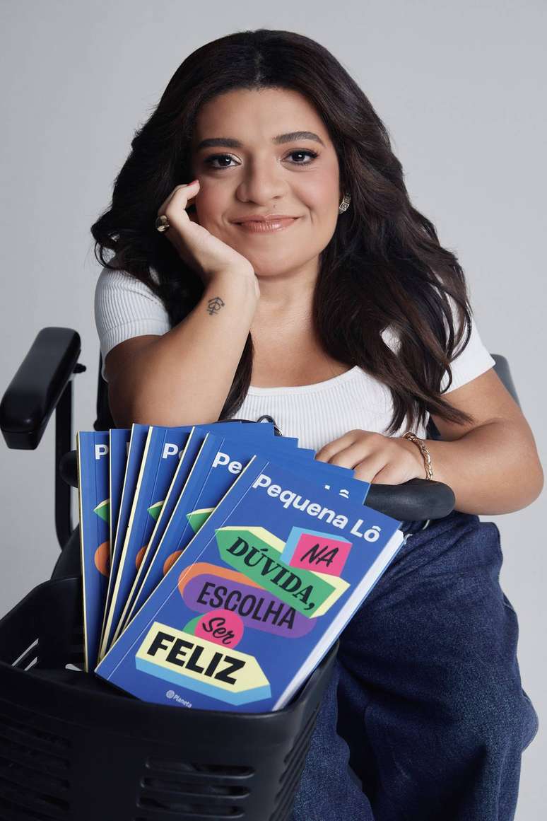 Pequena Lo lança o seu primeiro livro em setembro, na Bienal do Livro do Rio de Janeiro