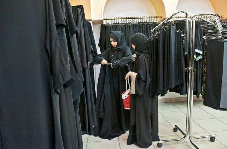 As abayas s&atilde;o normalmente pretas, mas h&aacute; modelos com adornos em outras cores