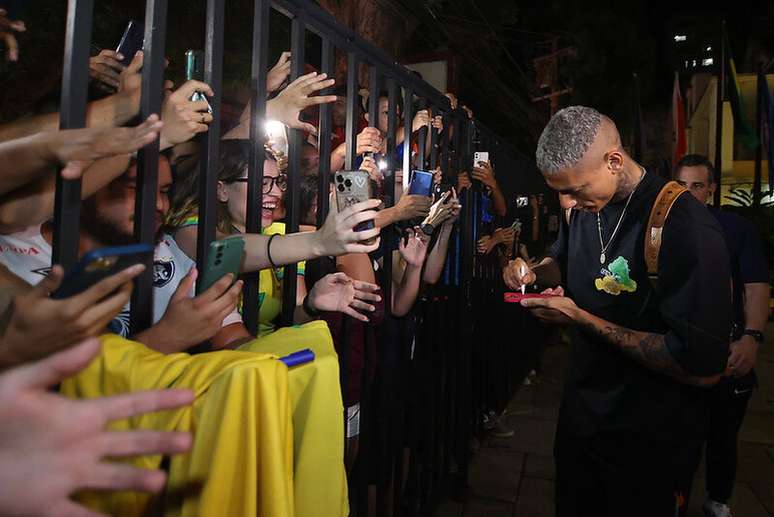 Richarlison atendendo pedidos de torcedores &ndash;