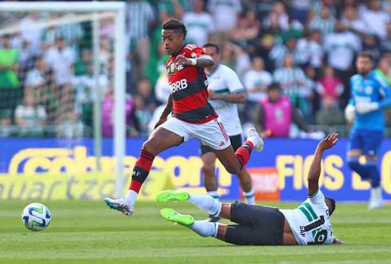 Agora é oficial! Bruno Henrique assina renovação com o Flamengo