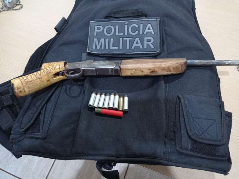 Polícia apreendeu uma arma pertencente ao marido da vítima