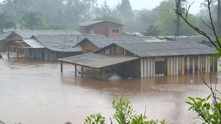 Passagem de ciclone provoca enchentes no RS: 'Estamos todos ilhados'