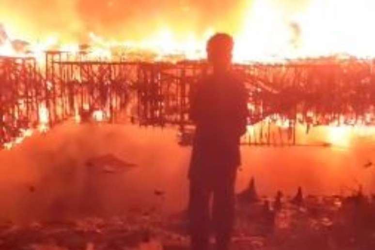 Grande incêndio atinge comunidade em Santos e destrói dezenas de casas