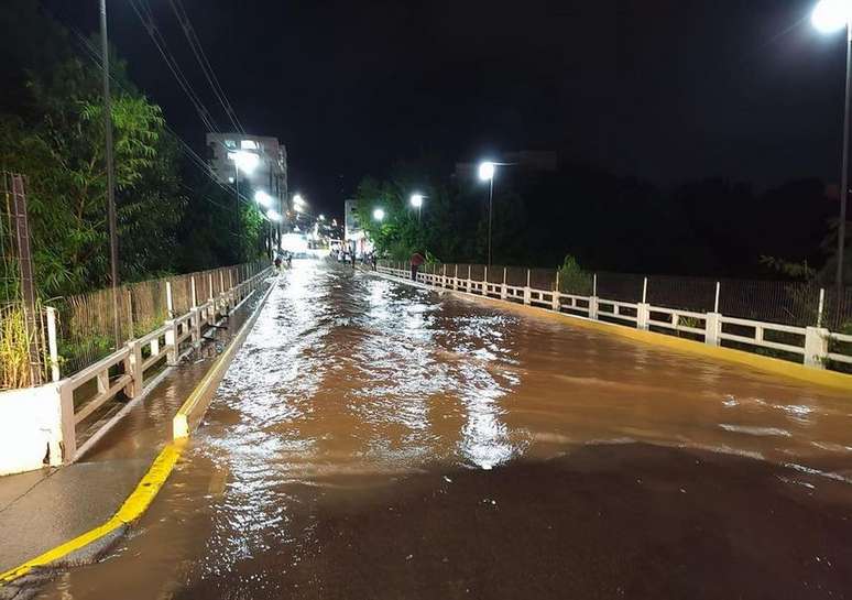 Rio Taquari inundou Roca Sales (RS) na noite desta segunda-feira, 4