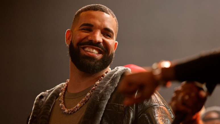 Drake surprises by showing a collection with hundreds of fan bras