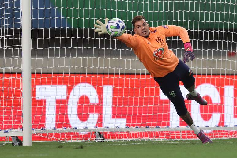 Bola de Ouro 2023: Emiliano Martínez ganha Troféu Yashin, de melhor goleiro  do mundo