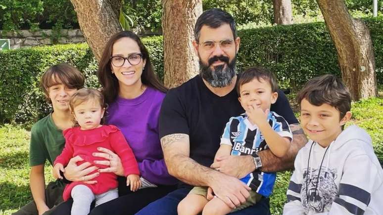 Leticia Cazarré e Juliano Cazarré com os filhos do casal (Reprodução/Instagram)