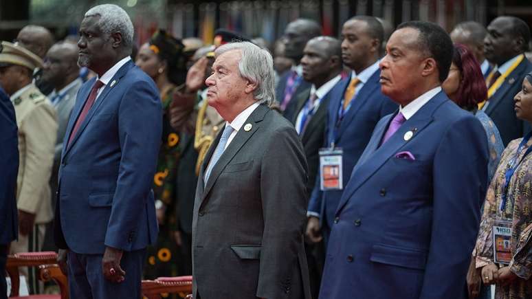 O presidente da União Africana, Moussa Faki Mahamata (à esquerda), o secretário-geral da Organização das Nações Unidas (ONU), António Guterres (centro), e o presidente do Congo, Denis Sassou Nguesso (à direita), durante a Cúpula Africana do Clima, em Nairóbi, Quênia, 5 de setembro de 2023 (Foto: Simon Maia/AFP)