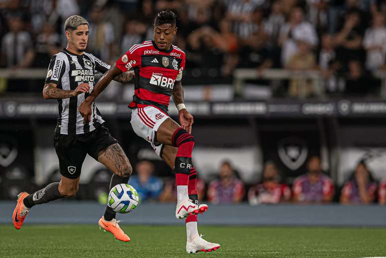 Olympiacos, da Grécia, acena com uma proposta ao jogador do Flamengo, Bruno Henrique. Atleta também é alvo de outros clubes brasileiros 