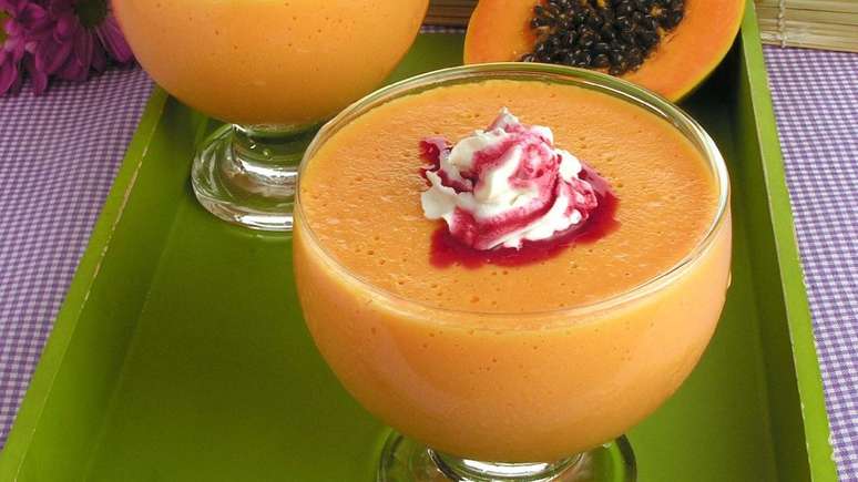 Mousse de mam&atilde;o papaia com chantilly