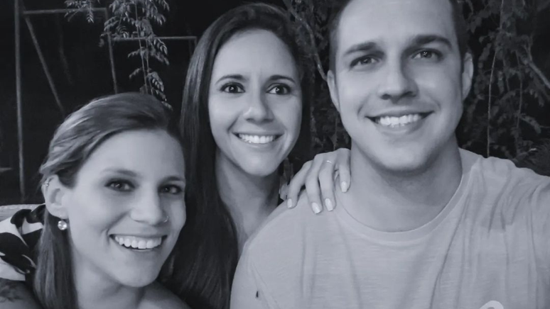 Process of influencer with 2 children couples and explains the decision