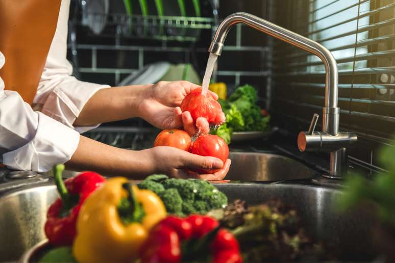 Alimentos frescos, sejam da feira ou supermercado, sempre devem ser higienizados